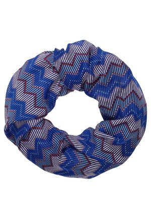 Blå og lilla stof scrunchie med zigzag- og stribemønstre i rød og hvid, vist på en hvid baggrund.