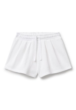 Pantalones cortos blancos con cintura elástica y cordón frontal, ajuste holgado y textura de tela suave, colocados planos sobre un fondo blanco.
