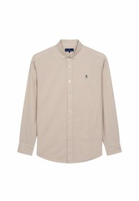 Camisa de botones en beige claro con un pequeño patrón de cuadros, mangas largas, cuello clásico y un sutil logotipo en el pecho.