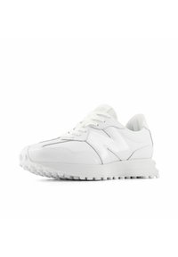 Weiße Sportschuhe aus glattem Leder mit einer strukturierten Sohle, die ein dezentes Design, Schnürsenkel und ein auffälliges 'N'-Logo aufweisen.