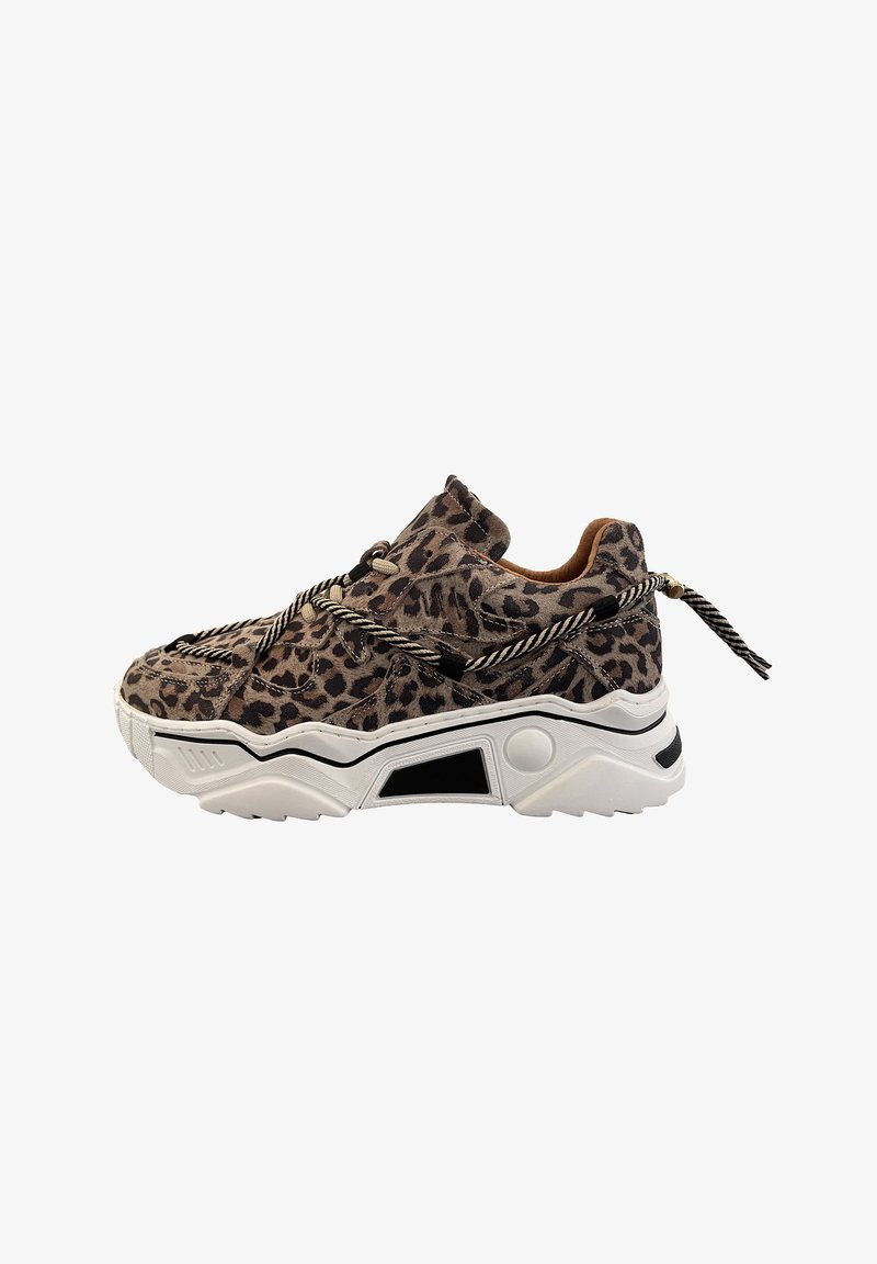 Luipaardprint sneaker met een textiele bovenkant, dikke witte buitenzool, zwarte accenten en gemusterde veters, ontworpen voor comfort en stijl.