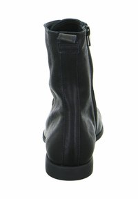 Stivale in pelle nera alla caviglia. Caratterizzato da una punta arrotondata, texture liscia, zip sul retro e dettagli di cucitura discreti lungo i lati. Suola piatta.
