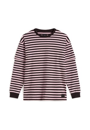 Maglietta a maniche lunghe con girocollo, a righe orizzontali rosa e nere, polsini neri e una piccola toppa nera vicino all'orlo inferiore su sfondo bianco.