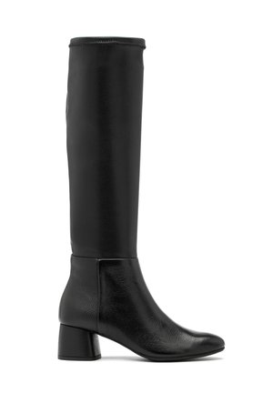 Fekete, térd feletti csizma, texturált bőrből, kerek orral és tömbsarkú kialakítással. A felsőrész sima felületű, körben varrott szélekkel.