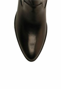 Stivale alla caviglia in pelle nera con punta appuntita; texture liscia e design elegante; accenti minimi; suola piatta in gomma.