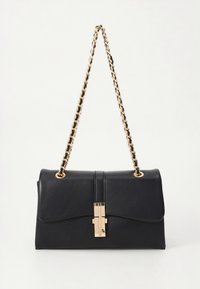 Svart skinnhåndveske med en gullkjede-rem. Har et elegant design, en klaff som brettes over, og en fremtredende gullspenne foran.