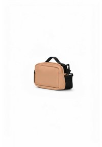 Borsa rettangolare color pesca chiaro realizzata in materiale liscio, con una tracolla e un manico neri, dotata di una tasca frontale con zip. Design minimalista.
