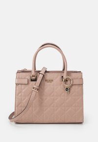 Różowa torba quiltowana z podwójnymi uchwytami, regulowanym paskiem na ramię, złotymi akcentami i zawieszką z detalem klucza. Lśniące wykończenie.