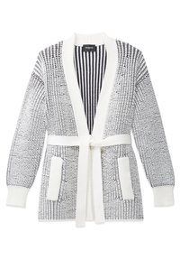 Vit och svart stickad cardigan med texturerat mönster, långa ärmar, framfickor, öppen front och ett matchande stickat bälte knutet i midjan.