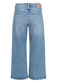 Jean en denim bleu clair à jambe large avec une texture lisse, doté de deux poches arrière et d'un logo discret sur la ceinture.