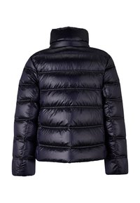 Kurtka puchowa w granatowym kolorze, z lśniącą, pikowaną fakturą i poziomymi szwami, z wysokim kołnierzem i bez widocznych zapięć czy detali.