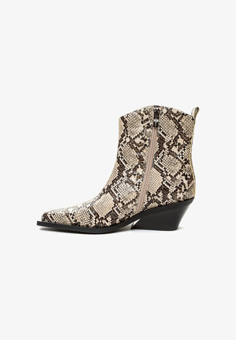 Botín de tobillo de piel de serpiente con punta afilada, patrón beige y marrón, cierre con cremallera lateral y tacón bajo apilado. Material texturizado con brillo.