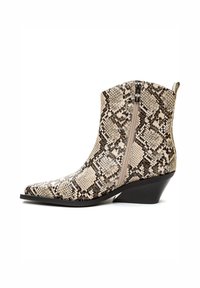 Ruskeankellertävä ja ruskea käärmekuvioinen nilkkurit, joissa on terävä kärki, sivuvetoketju ja kapeneva korko. Kuvioitu pinta kiiltävällä viimeistelyllä.