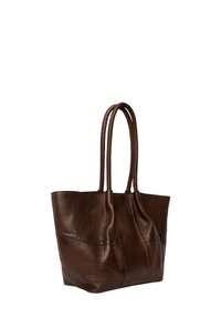 Brązowa skórzana torba na ramię z dwoma długimi uchwytami. Cecha to fakturowana powierzchnia i szczegóły szycia, zaprojektowana z otwartą górą i przestronnym wnętrzem.