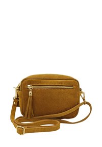 Sac bandoulière en daim jaune moutarde. Forme rectangulaire, doté d'une poche zippée à l'avant avec un pompon et d'une longue sangle réglable.