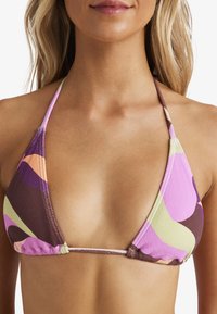 Trójkątny stanik bikini z wielokolorowym wzorem w odcieniach purpury, brązu i zieleni. Wykonany z teksturowanej tkaniny z cienkimi ramiączkami.