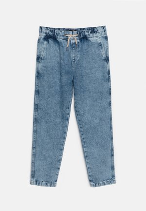 Hellblaue Jeans-Jogginghose mit elastischem Bund und beigem Kordelzug, mit Seitentaschen und zulaufenden Beinen.