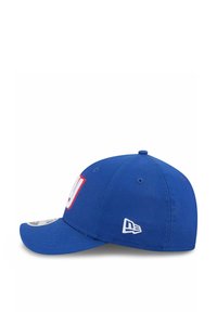 Blaues Baseballcap mit strukturierter Form, das ein auffälliges rotes und weißes Logo auf der Vorderseite und einen weißen Akzent an der Seite hat.