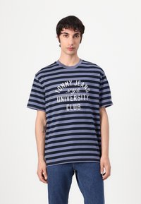 Tommy Jeans STRIPE TEE - Marškinėliai su spaudiniu - dark night navy/blue moment