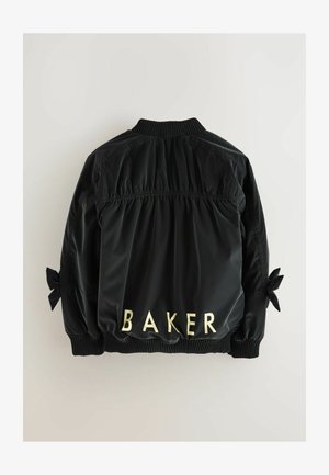 Juodas nailono bomber stiliaus džemperis su raukšlėtu nugaros dizainu, megztomis rankogaliais ir raišteliais ant rankovių. Ant nugaros yra auksinės spalvos užrašas "BAKER".