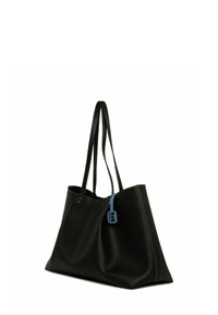 Čierna kožená taška s dvoma predĺženými rúčkami. Obsahuje sivé šitie a modrý doplnok na štítku. Hladká textura a priestranný dizajn.