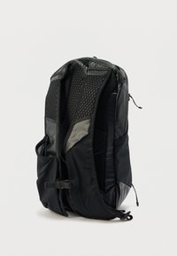 Μαύρο σακίδιο με υφή, επενδεδυμένους ιμάντες από δίχτυ, πολλαπλές θήκες και ρυθμιζόμενο κλείσιμο με κορδόνι για ασφαλή πρόσβαση.