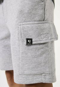 Shorts in cotone grigiocon una tasca cargo laterale, cuciture dettagliate e una piccola etichetta nera con il logo "GARCI".