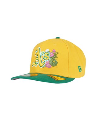 Cappellino da baseball giallo e verde con logo "A's" ricamato e motivo floreale sulla parte anteriore, caratterizzato da una visiera verde e dal logo New Era sul lato.