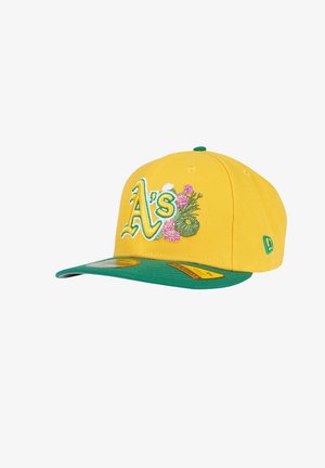 Cappellino da baseball giallo e verde con logo "A's" ricamato e motivo floreale sulla parte anteriore, caratterizzato da una visiera verde e dal logo New Era sul lato.