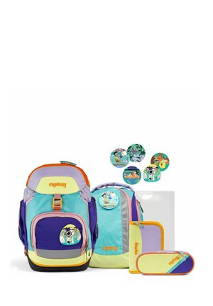 Mehrfarbiger Rucksack, hauptsächlich blau und grün, mit orangefarbenen Akzenten und Cartoon-Aufnähern. Enthält auch eine Federtasche und runde Aufkleber.
