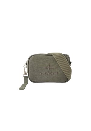 Compact olijfgroene crossbodytas met verstelbare geweven band en ritssluiting, voorzien van geborduurd "PXP"-logo en sterembleem.