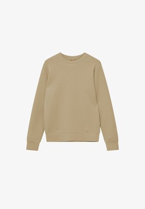 Smėlinės spalvos ilgomis rankovėmis, apvalios kaklo iškirptės džemperis su gofruotais rankogaliais ir apačia, atidengtas ant balto fono.