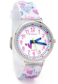 Montre à quartz avec un cadran blanc, des chiffres roses et bleus, et des motifs de cœurs sur un bracelet translucide. Boîtier en métal argenté et deux aiguilles bleues.