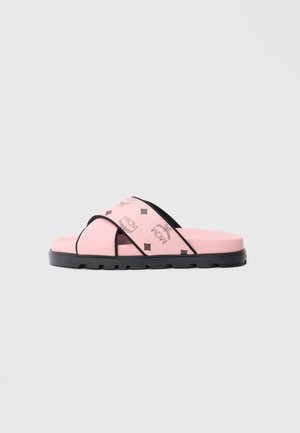 Șlapi roz cu partea superioară texturată cu un model de logo negru, curele negre contrastante și o talpă groasă neagră cu caracteristici antiderapante.
