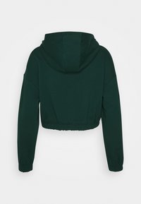 Beskuren grön hoodie med dragsko på huvan, långa ärmar och elastisk midja. Slät tyg med en enkel textur och minimal detaljering.