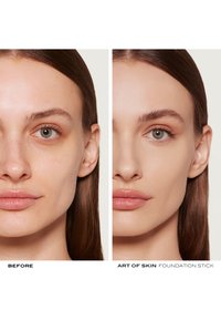 Porównanie aplikacji podkładu w sztyfcie, przedstawiające teksturę skóry przed nałożeniem po lewej stronie oraz gładką, jednolitą tonację po prawej. Naturalne światło, neutralne tło.