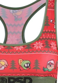 Roter und grüner Sport-BH mit festlichen Mustern und Cartoon-Figuren, die Schals und Winterbekleidung tragen.