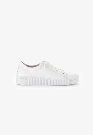 Witte lage sneaker met gestructureerde plateauzool, vetersluiting en glad leren bovenwerk, zijaanzicht op een witte achtergrond.