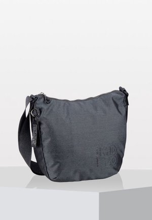 Czarna syntetyczna torba na ramię z fakturowanym wykończeniem, zamknięciem na zamek, regulowanym paskiem oraz tłoczonym logo z przodu.