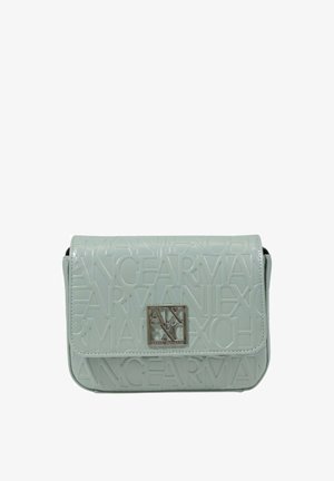 Borsa a mano rettangolare di colore verde chiaro, realizzata in materiale lucido. Caratterizzata da un motivo logo impresso e chiusura in metallo argentato. Inclusa una tracolla regolabile.