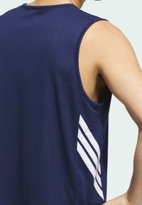 Camiseta atlética sin mangas de color azul marino con un tejido texturizado, que presenta rayas diagonales blancas en el lado izquierdo.