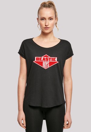 Schwarzes T-Shirt mit kurzen Ärmeln, das ein großes rotes "BEASTIE BOYS"-Grafikdesign auf der Vorderseite zeigt. Hergestellt aus einem weichen, leichten Stoff mit lockerer Passform.