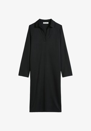 Zwarte polo-jurk met lange mouwen, een kraag en V-hals, kniehoog, plat uitgestald op een witte achtergrond.
