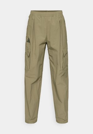 Φορμά παντελόνι cargo σε ελιά πράσινο, με ελαστική μέση, πλαϊνές τσέπες και υφή υφάσματος. Διακοσμημένο με διακριτική λεπτομέρεια λογότυπου.