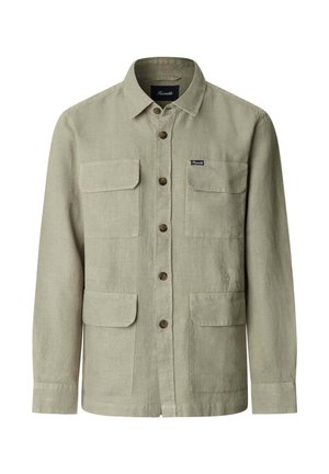 Veste-chemise kaki à manches longues avec quatre poches à rabat devant et boutons marron, en tissu texturé.