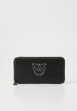 Schwarze Lederbörse mit weißem Stitching und gesticktem Logo auf der Vorderseite. Rechteckige Form mit Reißverschluss. Glatte Oberfläche.