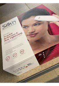 Silk’n FaceTite box features a glossy white handle device, red accents, and an image of a model's face demonstrating the product.