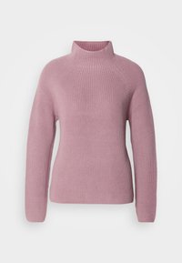 Pull tricoté rose à manches longues avec un col rond haut, présenté sur un fond blanc uni.