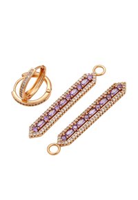 Cercei cu cercuri de nuanță aurie, încrustați cu pietre albe, și două conectori aurii îndelungați, decorați cu pietre prețioase violet și albe.