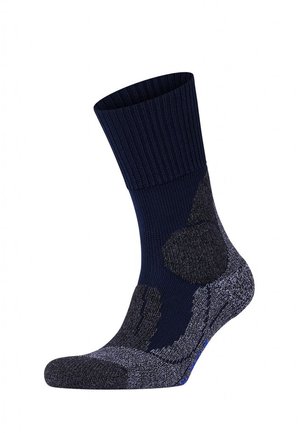 Calza blu navy con risvolto a coste, punta e tallone rinforzati, e accenti grigi texturizzati. Presenta una miscela di materiali per garantire durata.